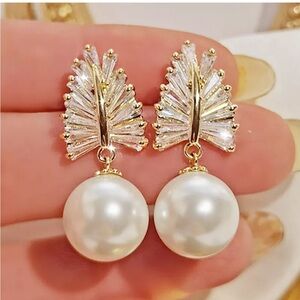 🌺 Pearl Drop Earrings with CZ Leaf Fan